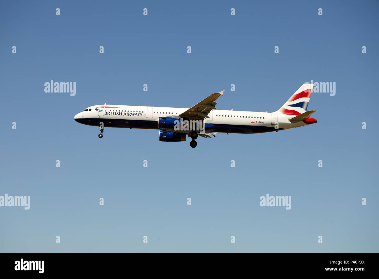 Un British Airways Airbus A321-231, immatriculé G-EUXD, approche d'un atterrissage. Banque D'Images