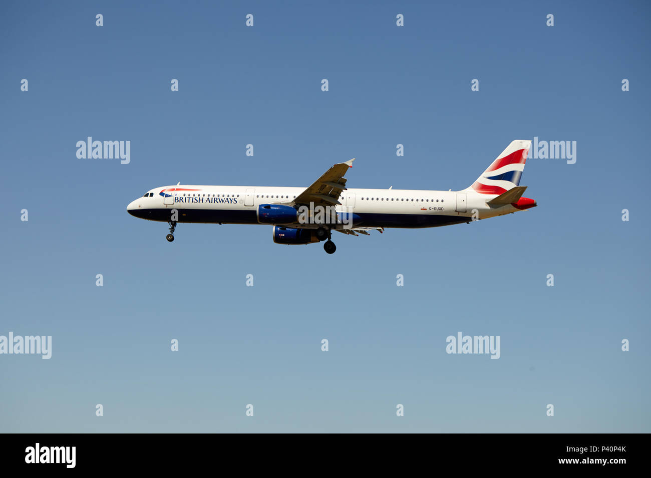 Un British Airways Airbus A321-231, immatriculé G-EUXD, approche d'un atterrissage. Banque D'Images