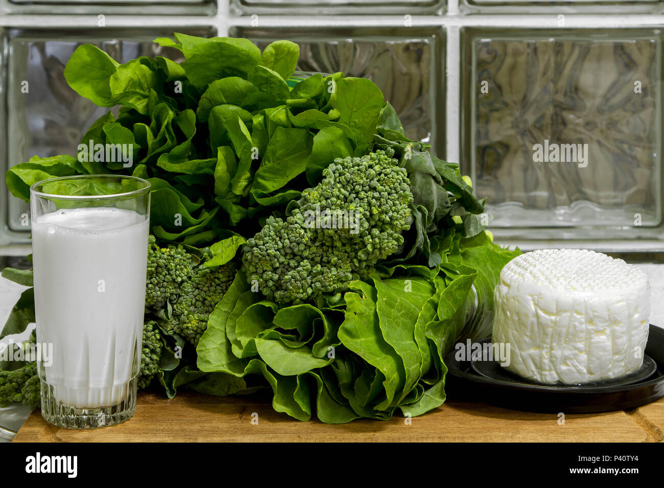 Données : 14/05/2015 Leite Queijo brocólis hortaliça alimentos com ferro alimentos com cálcio verdura riboflavina vitamina vitamina B2 B12 Une tiamina vitamina vitamina B6 e minerais : fósforo potássio zinco magnésio complexo B Brassica oleracea végétal végétal crucífero vitamines A C B1 B2 B6 K Cálcio fibra alimentar zinco sódio ferro gastronomia nourriture/alimentation culinária Banque D'Images