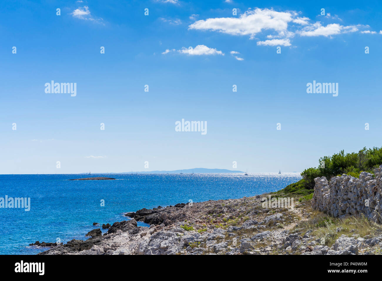 Razanj Croatie. Belle journée d'automne dans la Dalmatie. Beau ciel bleu et l'océan. Belle photo de la nature et du paysage. Calme, joyeux, heureux en plein air libre de droit Banque D'Images