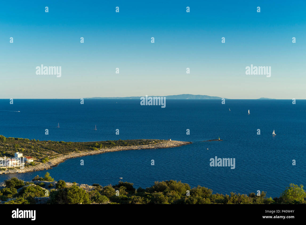 Razanj Croatie. Belle journée d'automne dans la Dalmatie. Beau ciel bleu et l'océan. Belle photo de la nature et du paysage. Calme, joyeux, heureux en plein air libre de droit Banque D'Images