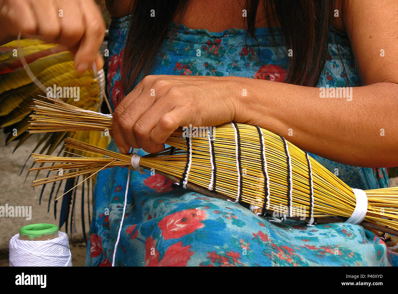 Etnia Kuikuro - Alto Xingú - Mato Grosso - Brésil arte indígena Utensílios Indígenas Objetos Indígenas Artesanato Indígena índia Kuikuro fazendo artesanato arte indígena Utensílios Indígenas Objetos Indígenas Artesanato Indígena índia Kuikuro fazendo artesanato Banque D'Images