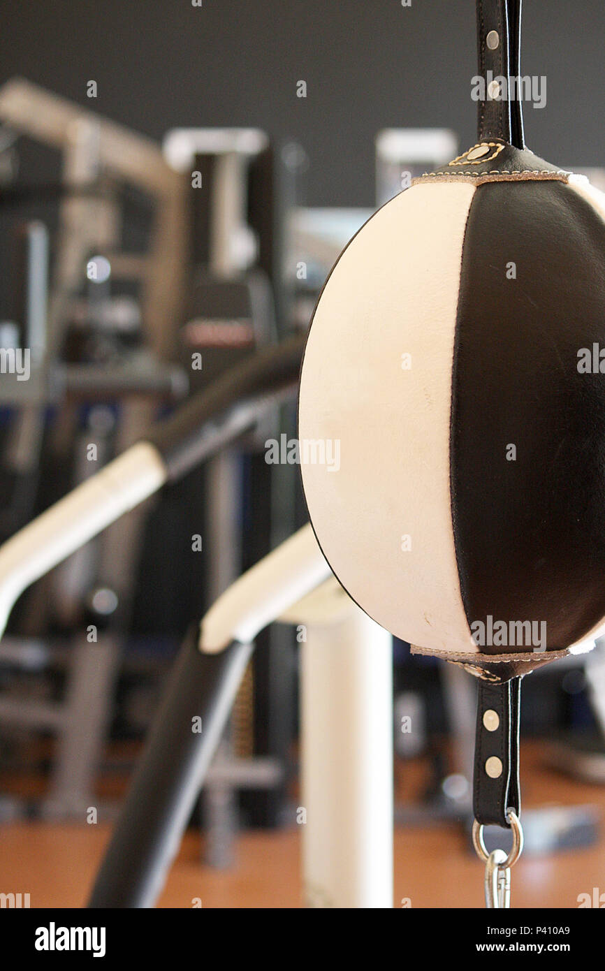 Voir l'intérieur d'un club de boxe d'entraînement avec un sac d'entraînement noir et blanc ballon comme l'élément clé. exercice de remise en forme personal training concept Banque D'Images