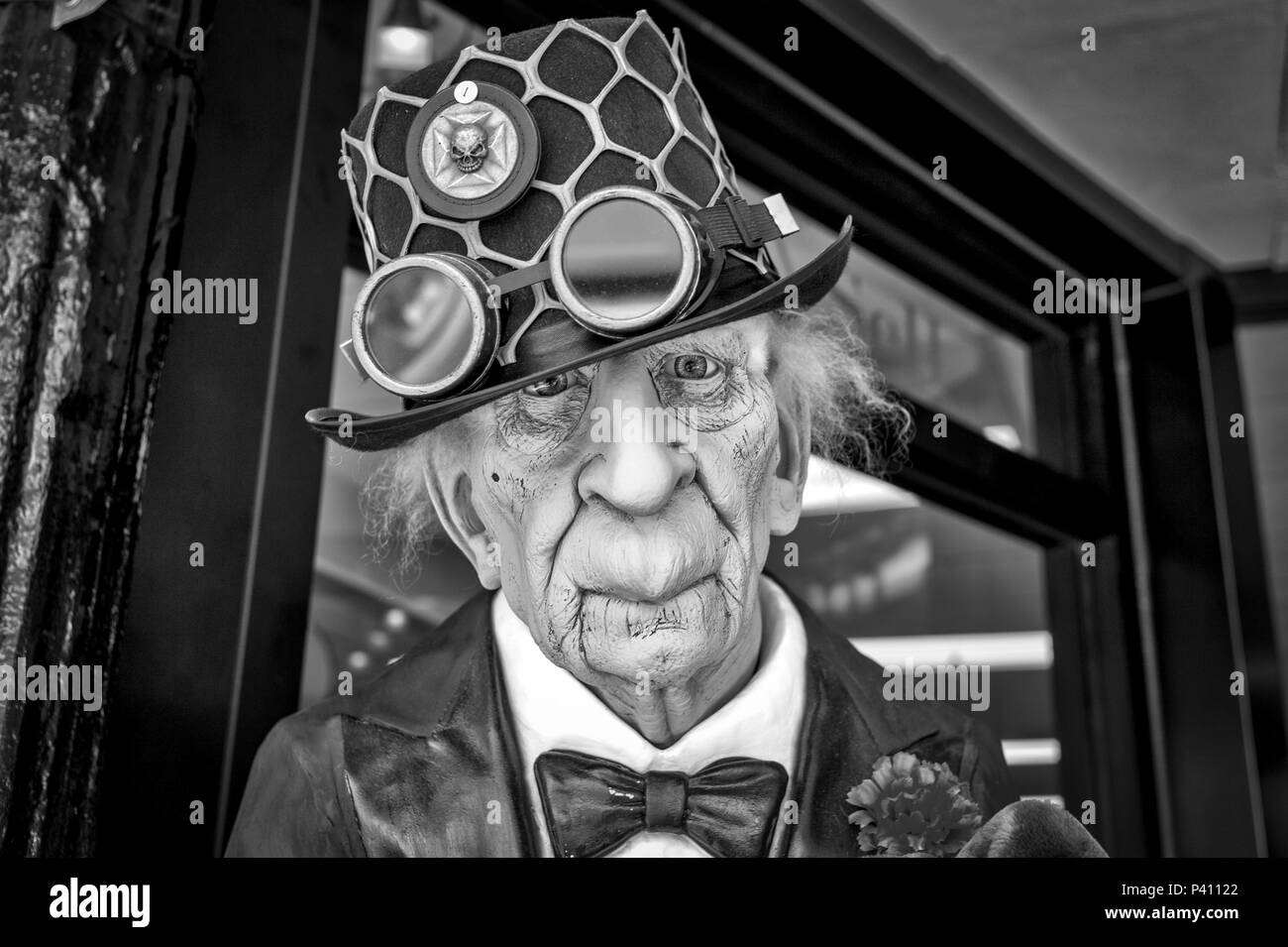 Portrait d'un vieil homme habillé de mannequin de mode steampunk à l'extérieur d'un magasin à Tarpon Springs, Florida USA Banque D'Images