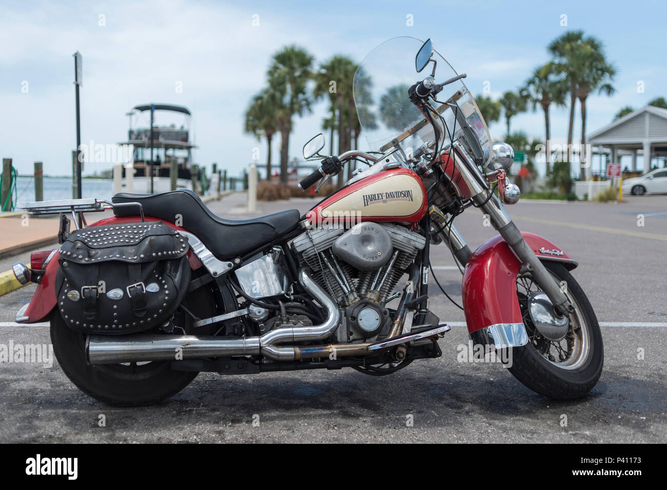 Moto Harley Davidson garée dans la rue, Florida, USA Banque D'Images