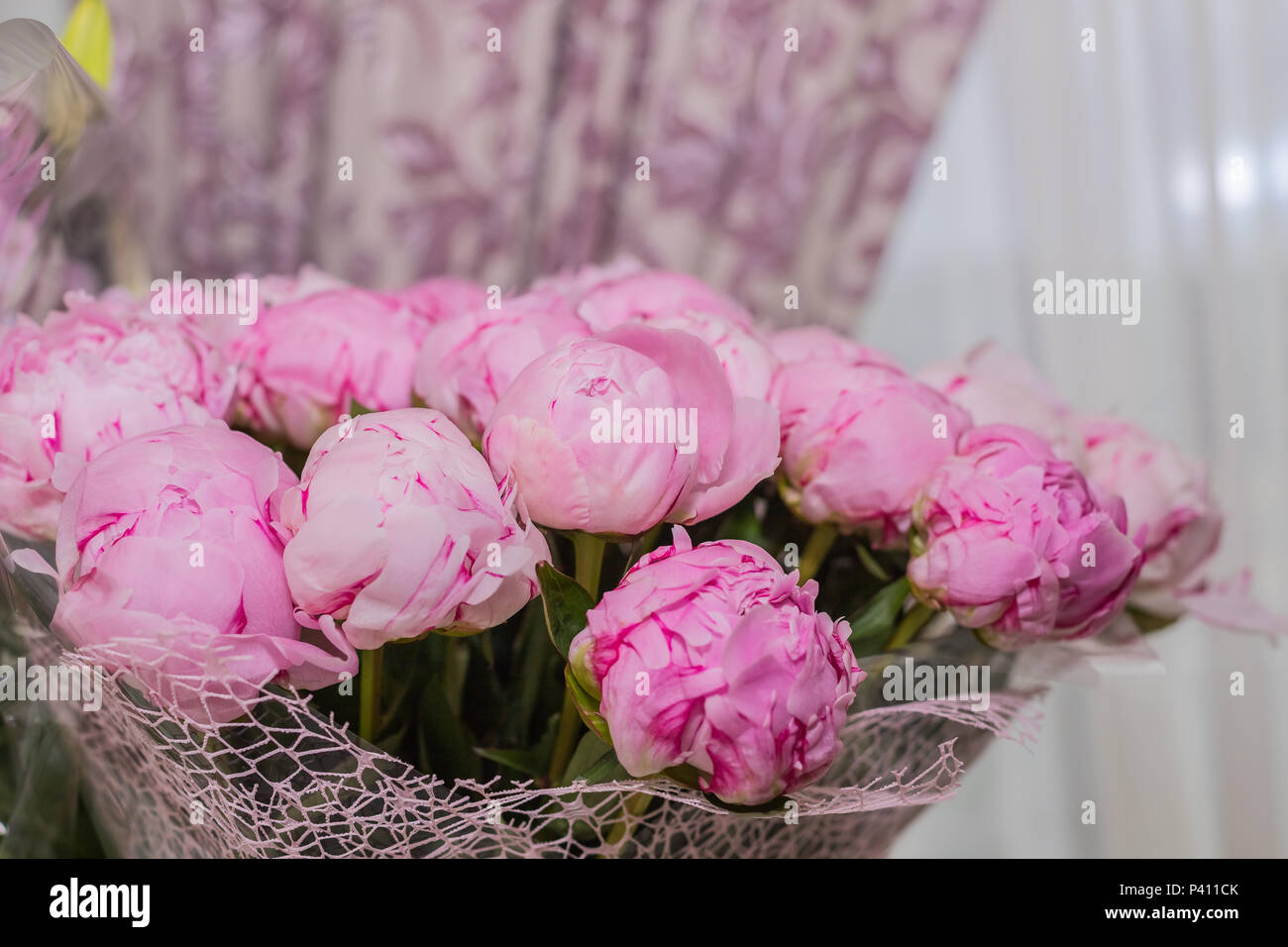 Gros bouquet de pivoines rose sur fond flou, copy space.Belles fleurs  bouquet. maison de l'arrière-plan. Carte de souhaits.Joyeux anniversaire,  Saint Valentin, Fête des mères, des concepts Photo Stock - Alamy