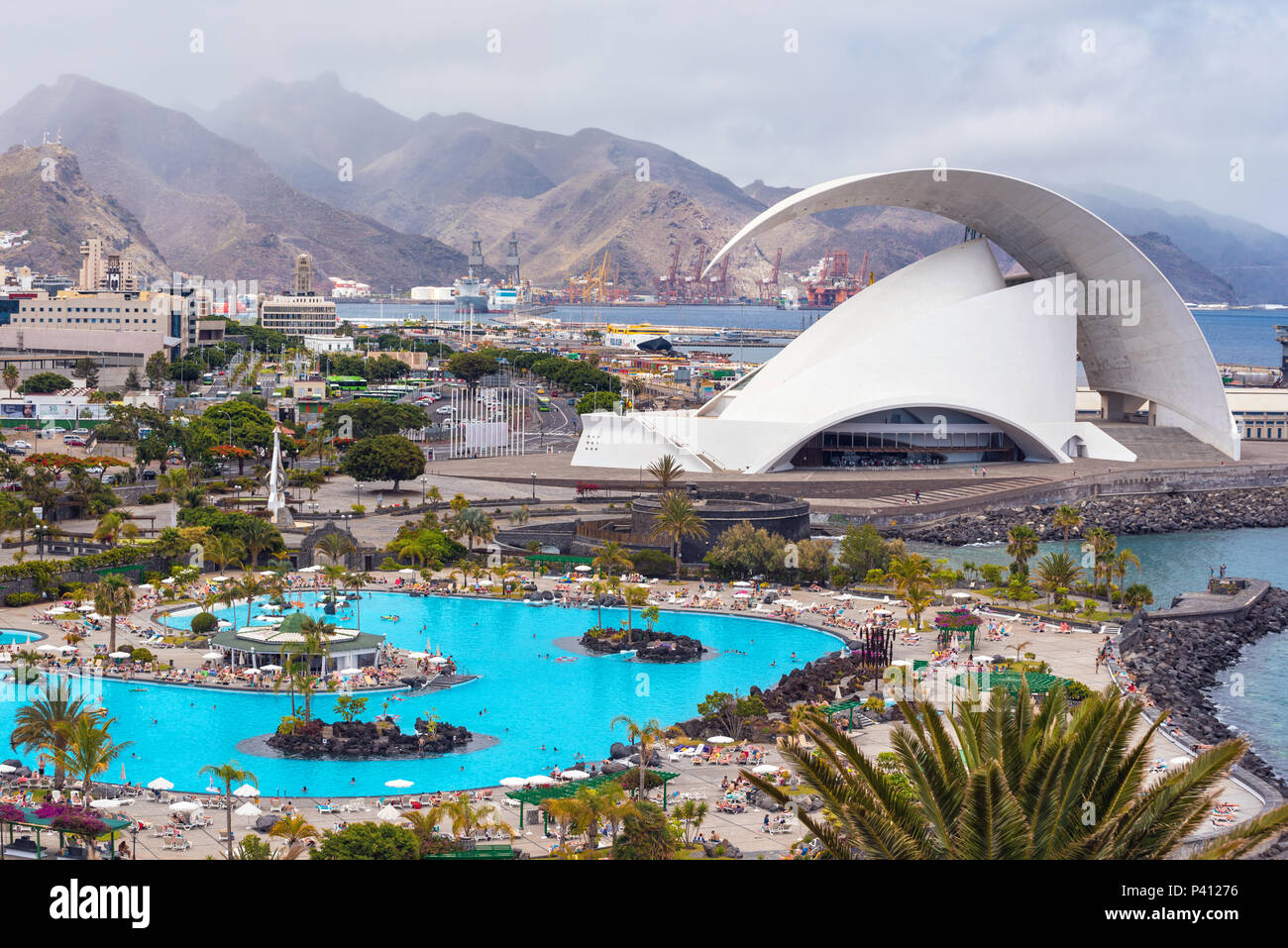Santa Cruz de Tenerife, Espagne - 16 juin 2018 : Santa Cruz de Tenerife cityscape, piscines et de l'auditorium au premier plan Le Port de la ville en arrière-plan, Banque D'Images