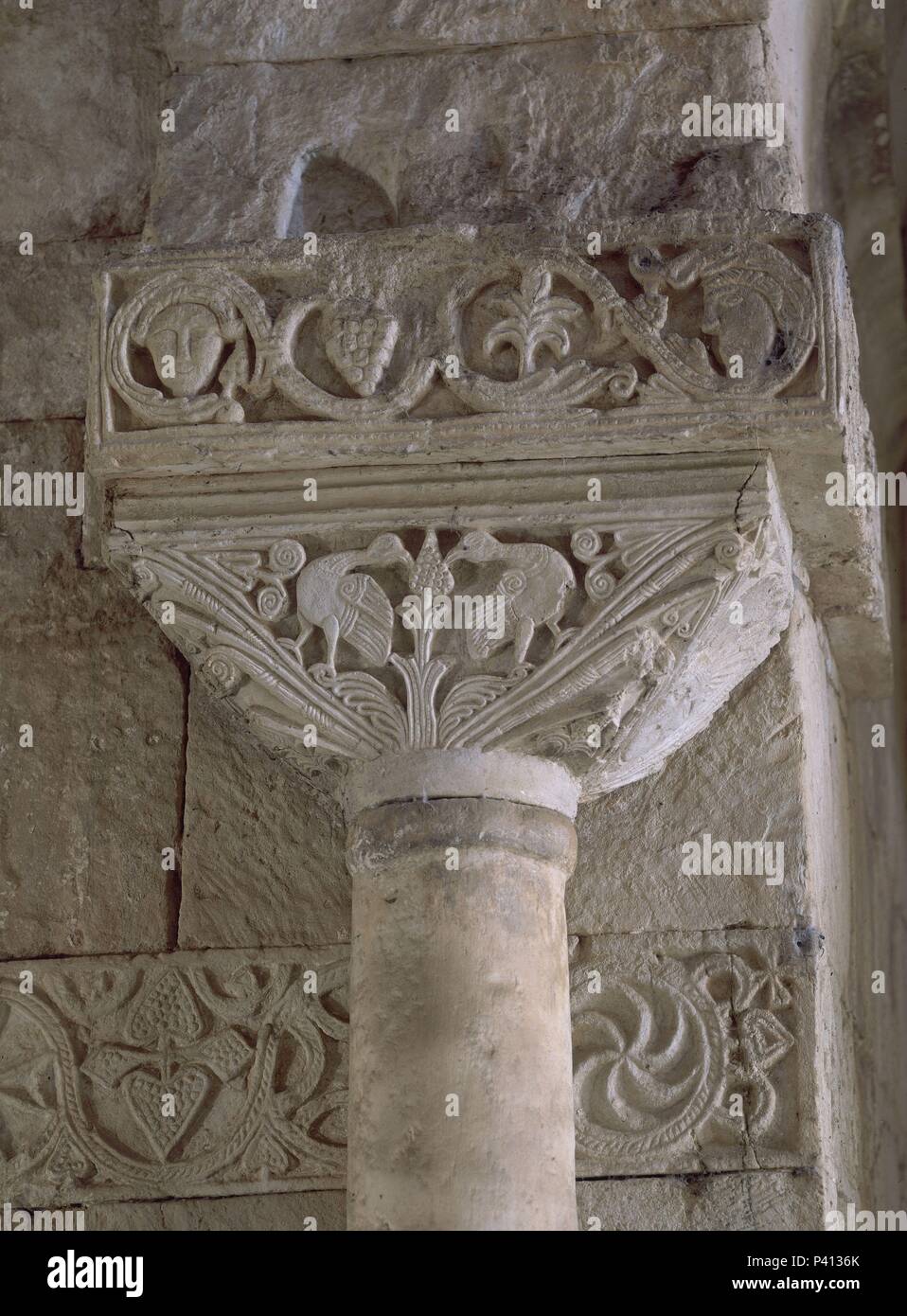 Intérieur - CAPITEL VISIGOTICO DEL SIGLO VII. Lieu : EGLISE DE SAN PEDRO DE LA NAVE, CAMPILLO, Zamora, Espagne. Banque D'Images