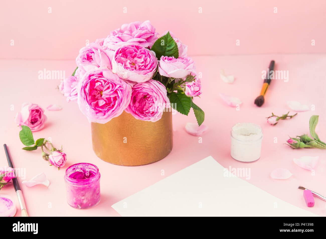 Plateau Rose Bouquet De Roses Vintage En Pot Et Matériel D