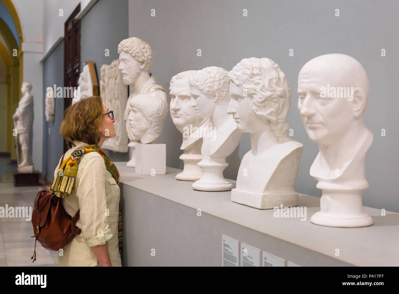 Musée d'art classique, une femme d'âge moyen une ancienne collection d'études de bustes romains dans le Gypsotheque de l'Université de Séville (Séville), Espagne. Banque D'Images