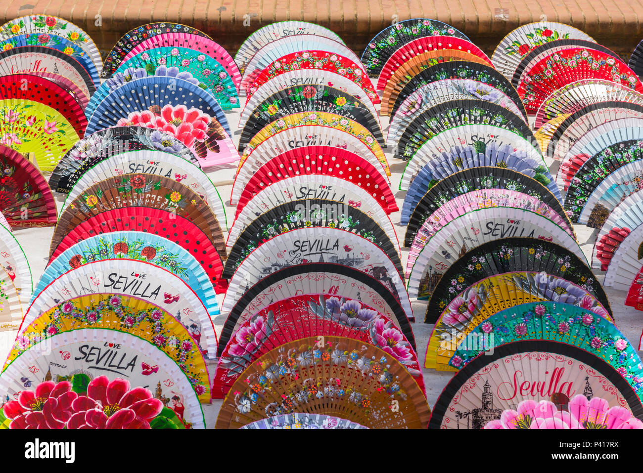 Couleur andalouse, vue sur une exposition de fans espagnols colorés à Séville (Séville), Andalousie, Espagne. Banque D'Images