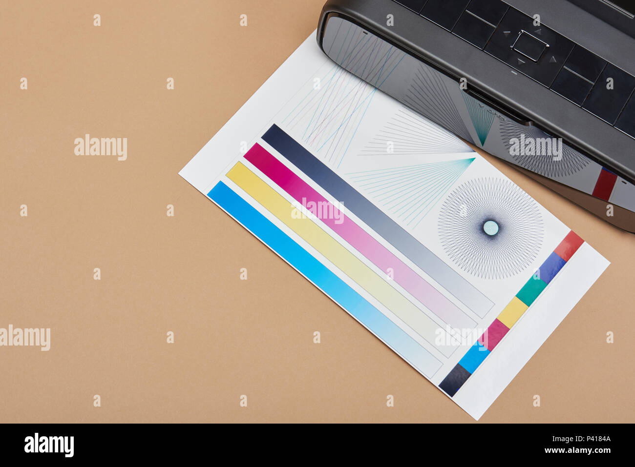 Le calibrage de l'imprimante à la maison. Couleur d'impression imprimante papier test Banque D'Images