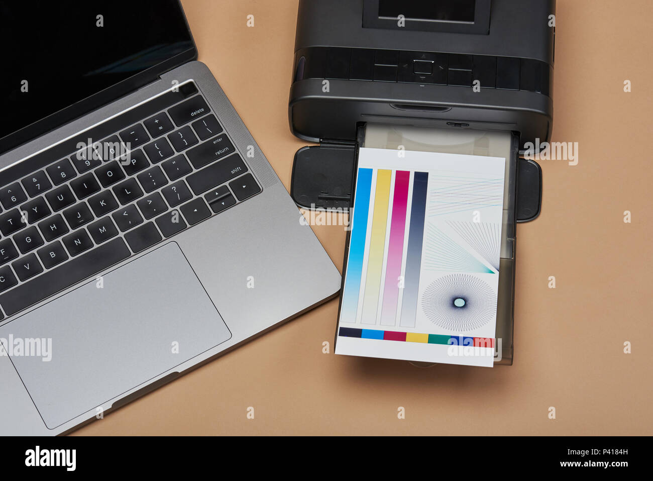 Test de couleur d'impression de l'imprimante avec les couleurs principales stripes Banque D'Images