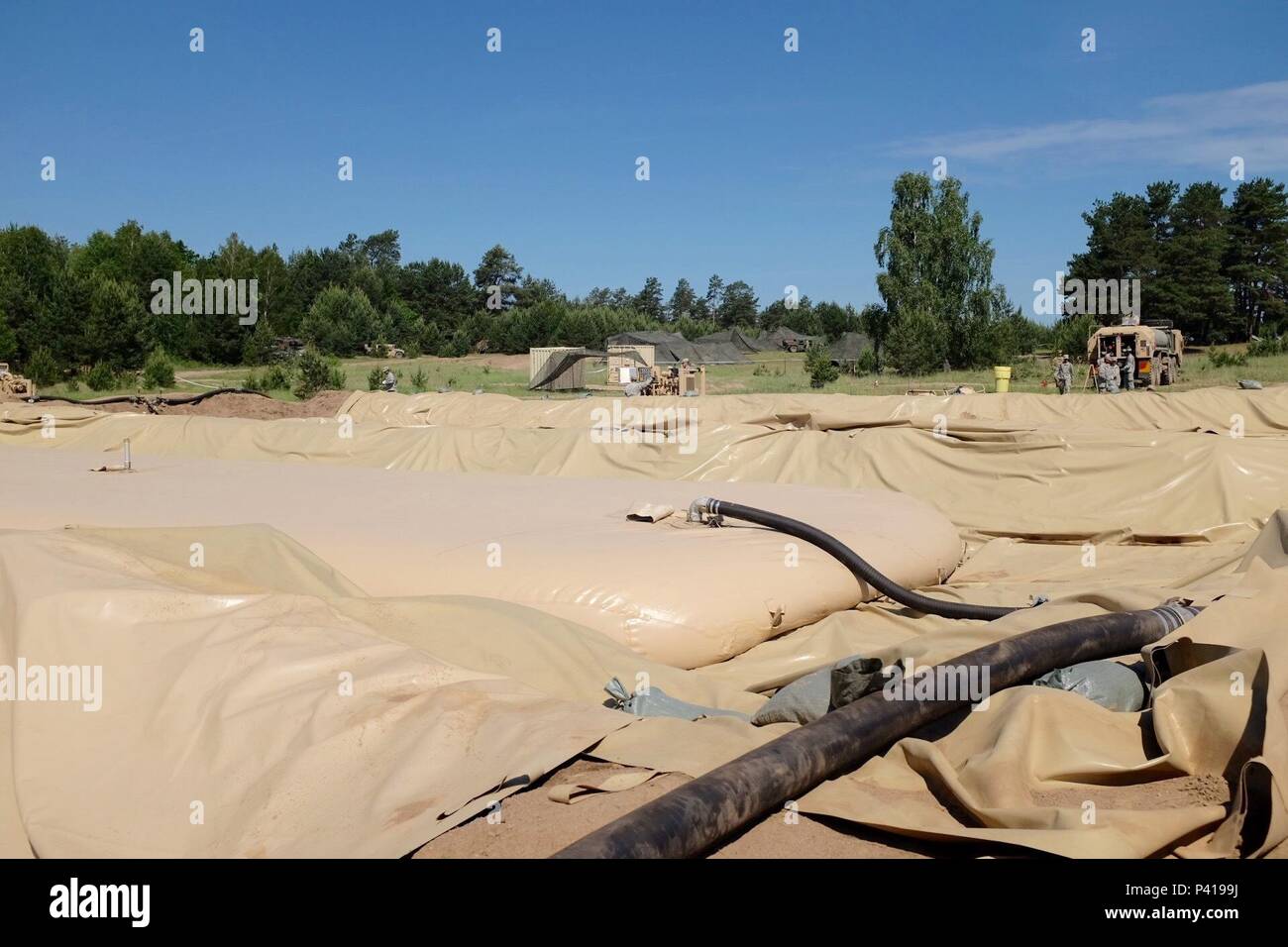 Ce 150 000 gallons de carburant en vrac ferme est exploité et entretenu par l'armée américaine de la réserve 716th Quartermaster Company, Jersey City, N.J., lors de l'exercice Anakonda 2016 au secteur d'entraînement de Drawsko Pomorskie, Pologne, le 4 juin 2016. Anakonda exercice 2016 est dirigée par la Pologne, un exercice multinational interarmées se dérouleront dans toute la Pologne 7-17 Juin. Le 716th est la première unité de la réserve de l'armée américaine pour l'exploitation d'une ferme de carburant en Pologne. L'exercice implique plus de 25 000 participants de plus de 20 nations. Anakonda exercice 2016 est un événement de formation pour l'Europe de l'armée américaine et la participation natio Banque D'Images