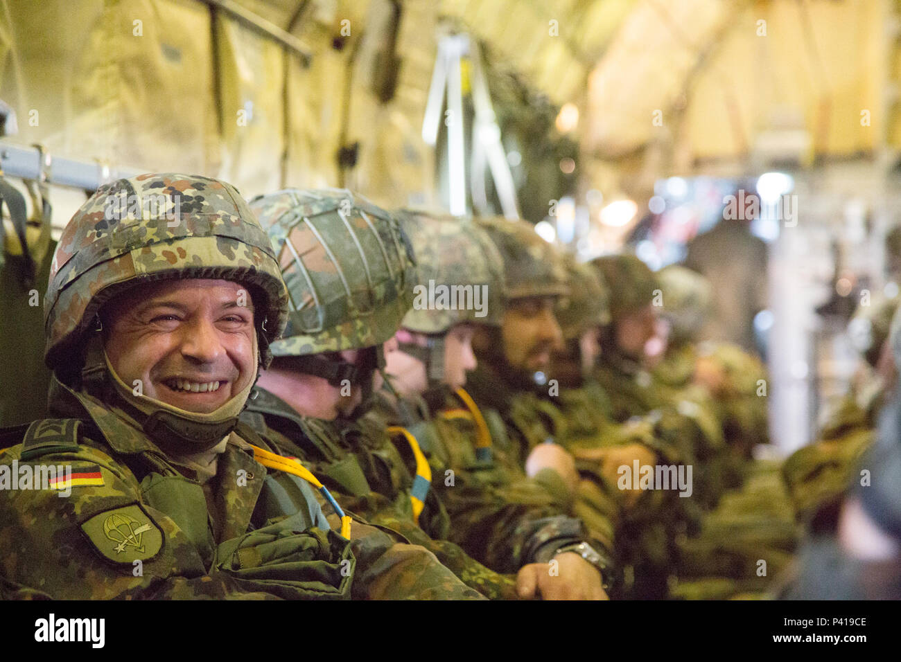 Un Parachutiste Allemand Pose Pour Une Photo Pendant Les Operations Aeroportees Pendant Le 72e Anniversaire Du Jour J Iron Mike Dropzone Sainte Mere Eglise France Le 5 Juin 16 Le Saut A Ete Realise