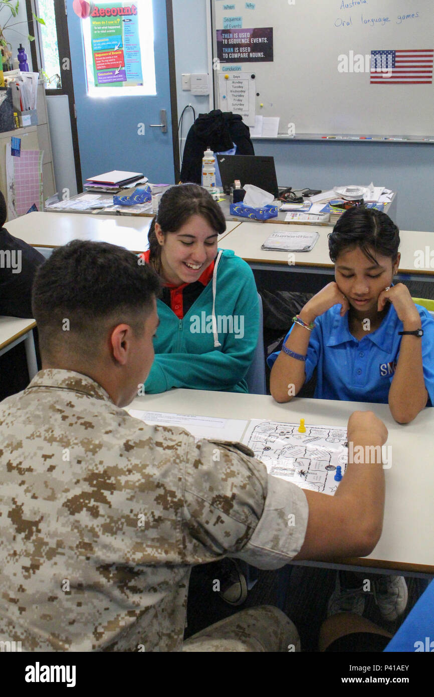 Lance le Cpl. Simon B. Delacruz Jr. joue un jeu avec les élèves de l'école intermédiaire Sanderson, Territoire du Nord, Australie, le 3 juin 2016. Marines avec la Coordination de l'avant, la Force de rotation de l'élément marin - Darwin, aidé d'une classe de langue orale en anglais en parlant, en jouant et en écoutant les étudiants du secondaire. Delacruz, de Rochester, New York, est un opérateur de réseau de cyber avec FCE, MRF-D. (U.S. Photo courtoisie du Marine Corps/libérés) Banque D'Images