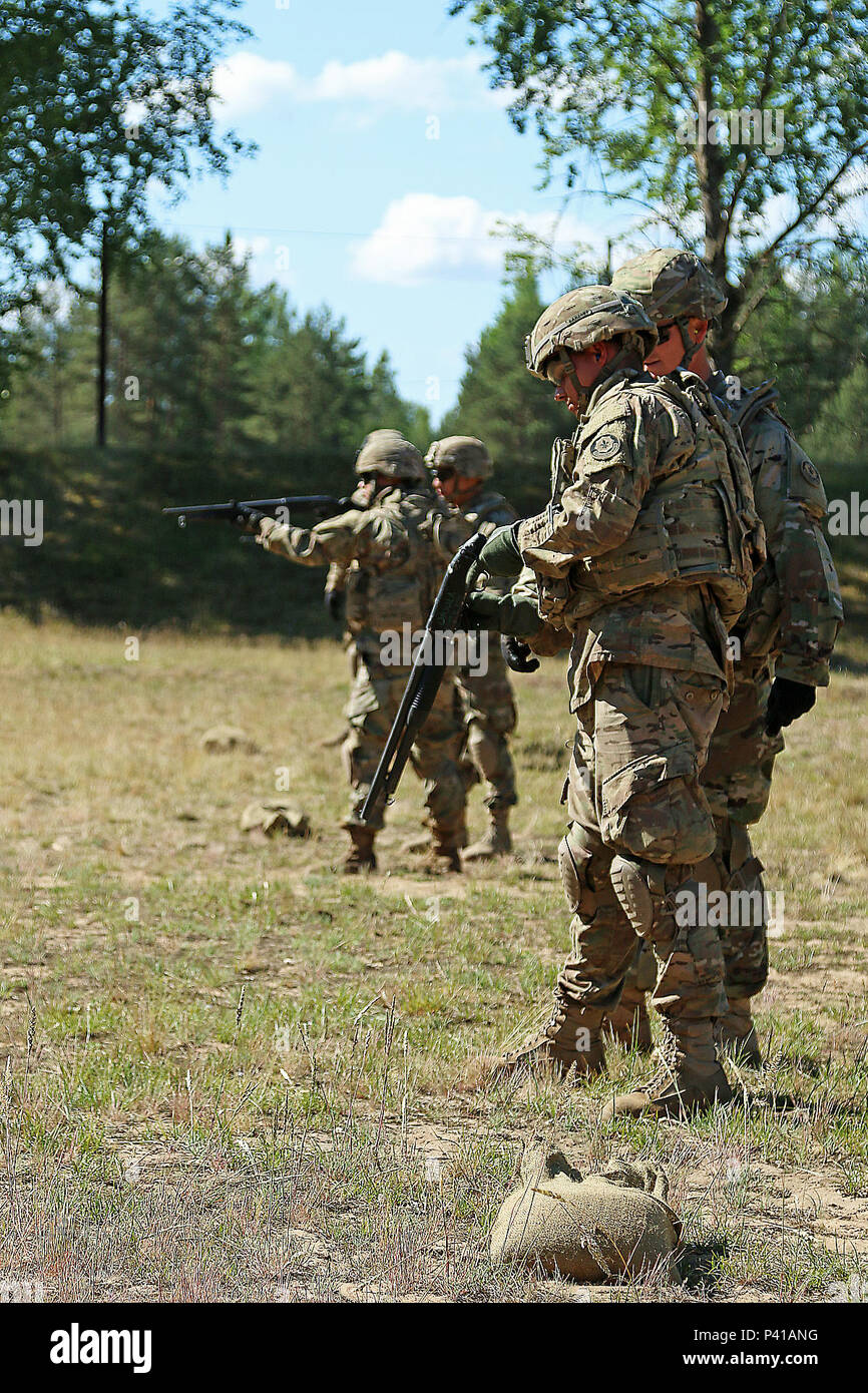 Un soldat affecté à la Batterie B, l'Escadron d'artillerie, 2e régiment de cavalerie, une M500 fusil qu'une gamme des béquilles de sécurité par les armes au cours d'une gamme de familiarisation, le 7 juin à Adazi Base militaire, la Lettonie. L'instruction au tir préliminaire menée soldats sur M500 et M9 fusils pistolets semi-automatiques avant de faire feu sur des cibles tandis que dans la région soutien à l'opération Atlantic résoudre, une multinationale de la démonstration de l'engagement des États-Unis, la poursuite de la sécurité collective des alliés de l'Organisation du Traité de l'Atlantique Nord.(U.S. Photo de l'armée par le Sgt. Paige Behringer, 10e Appuyez sur Camp de siège) Banque D'Images