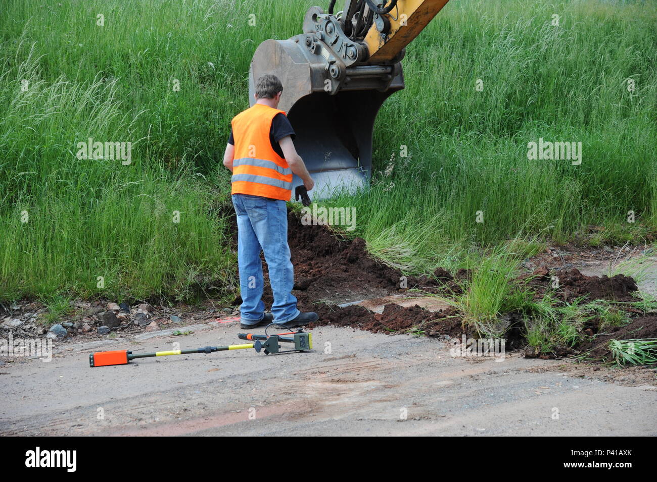 Travaux d'excavation près du champ du soldat) Terrains (près de l'Rheinlander Club à Baumholder, Allemagne, le 6 juin 2016. Les bâtiments 8688, 8687 et 8686 sont déjà a vers le bas. Ici et ci-dessous le Club Rheinlander bâtiment sera la construction d'un total de 70 nouvelles maisons de ville. Aujourd'hui, une entreprise de construction allemande ne l'organisation groundworks et cherche dans le salon pour les aéronefs des bombes et autres vestiges de la Seconde Guerre mondiale ou de métal que l'oublier au cours de l'après-guerre. Baumholder a été plusieurs fois bombardée par l'US Air Force et la Royal Air Force dans la seconde guerre mondiale. Vous trouvez encore des reliques de guerre. (U.S. Army Banque D'Images