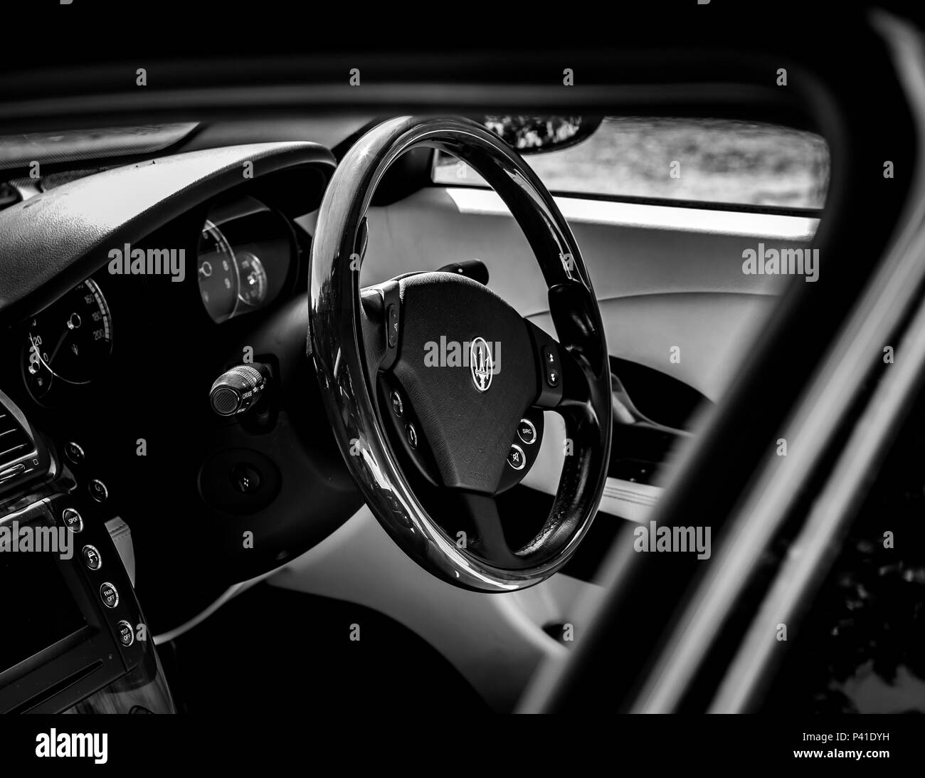 Le volant d'une Maserati Quattroporte salon de voiture Banque D'Images