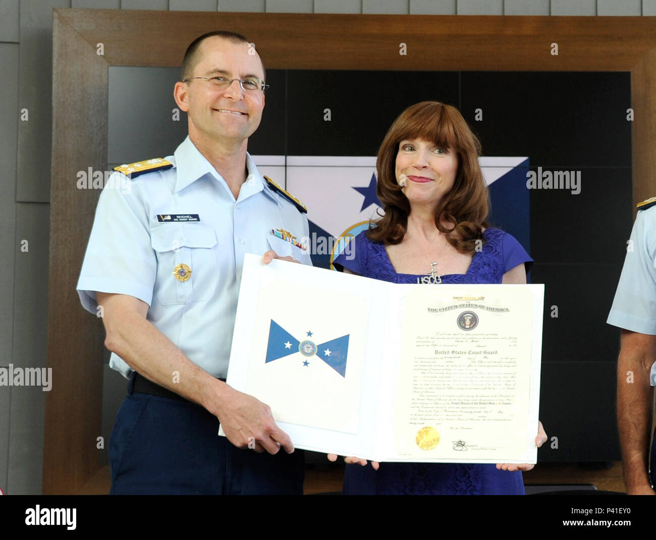 Adm Charles Michel Vice Commandant De La Garde Cotiere Canadienne Et Sa Femme Claudia Posent Pour Une Photo Avec La Citation De L Amiral Michel Promotion Au Cours D Une Ceremonie A L Administration Centrale De Adm Charles Michel Vice Commandant De La Garde Cotiere Canadienne Et Sa Femme Claudia Posent Pour Une Photo Avec La Citation De L Amiral Michel Promotion Au Cours D Une Ceremonie A L Administration Centrale De