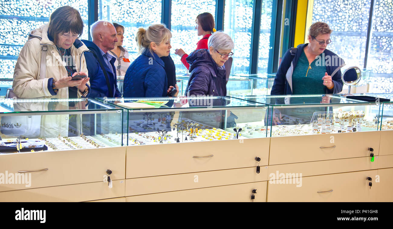 SVETLOGORSK, RUSSIE - avril 29,2018 : Les clients choisir bijoux d'ambre dans le magasin de bijoux du centre culturel multifonctionnel Amber Hall Banque D'Images