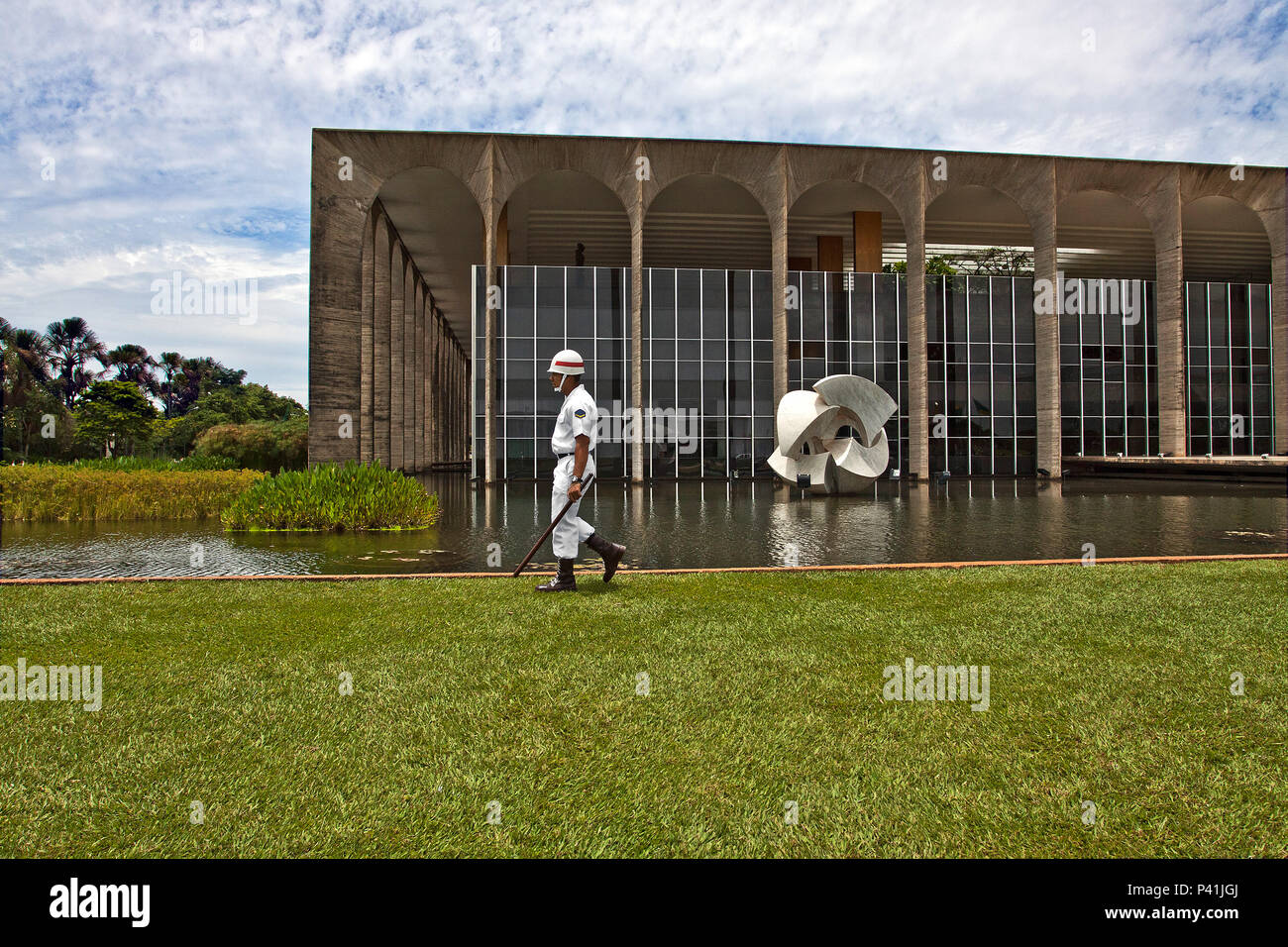 Brasília-DF Palácio Itamaraty Palácio dos Arcos projetados pelo arquiteto arquiteto Oscar Niemeyer Oscar Niemeyer arquitetura Roberto Burle Marx escultura Bruno Giorgi météorologiques Cidade de Brasília Brasilia Distrito Federal Brésil Banque D'Images