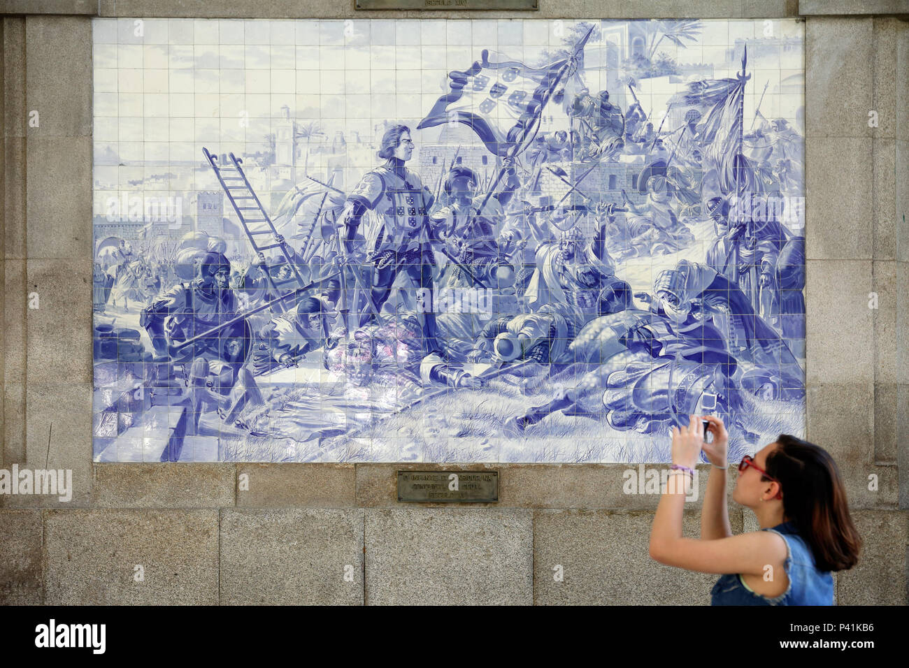 Porto, Portugal, fresque avec Infante D. Henrique dans la conquête de Ceutas sur les carreaux dans la gare Sao Bento à Porto Banque D'Images