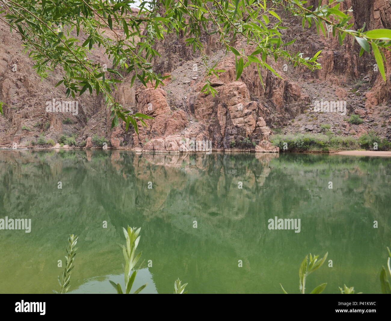 Le lever et la première lumière sur la rivière Colorado, juste au-dessus des rapides de granit dans le Parc National du Grand Canyon, Arizona. Banque D'Images