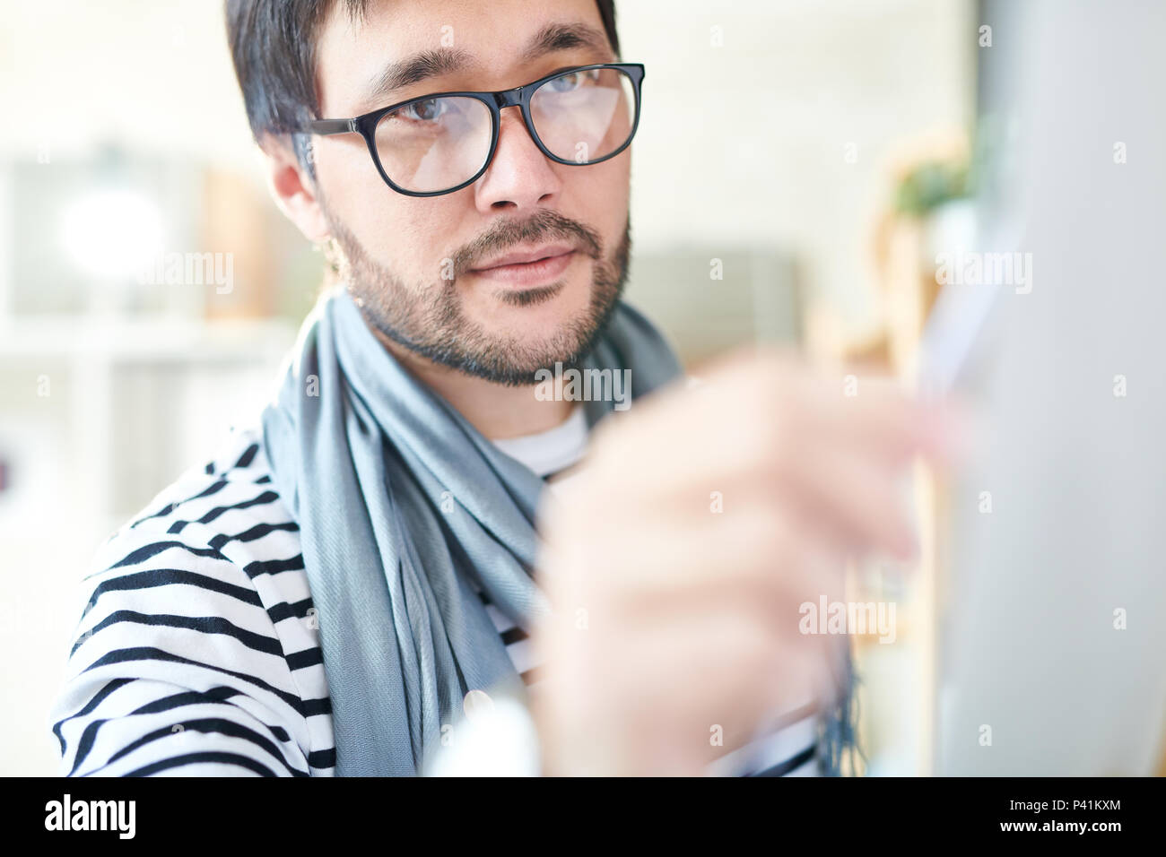 L'homme ciblé sur papier dessin Banque D'Images