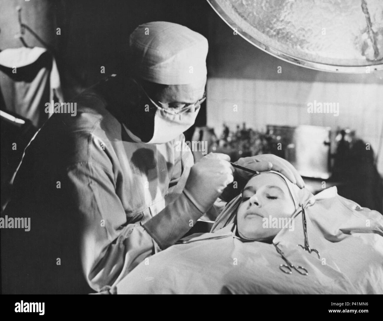 Titre original : YEUX SANS VISAGE, LES. Titre en anglais : HORROR CHAMBER OF DR. FAUSTUS, L. Directeur : Georges Franju Film. Année : 1960. Credit : LUX FILM / Album Banque D'Images