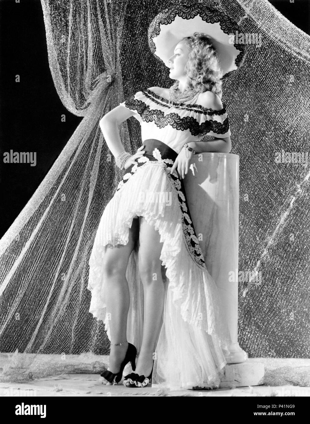 Titre original : la musique de Manhattan. Titre en anglais : la musique de Manhattan. Film Réalisateur : John H. AUER. Année : 1944. Stars : Anne Shirley. Credit : RKO Radio Pictures / Album Banque D'Images