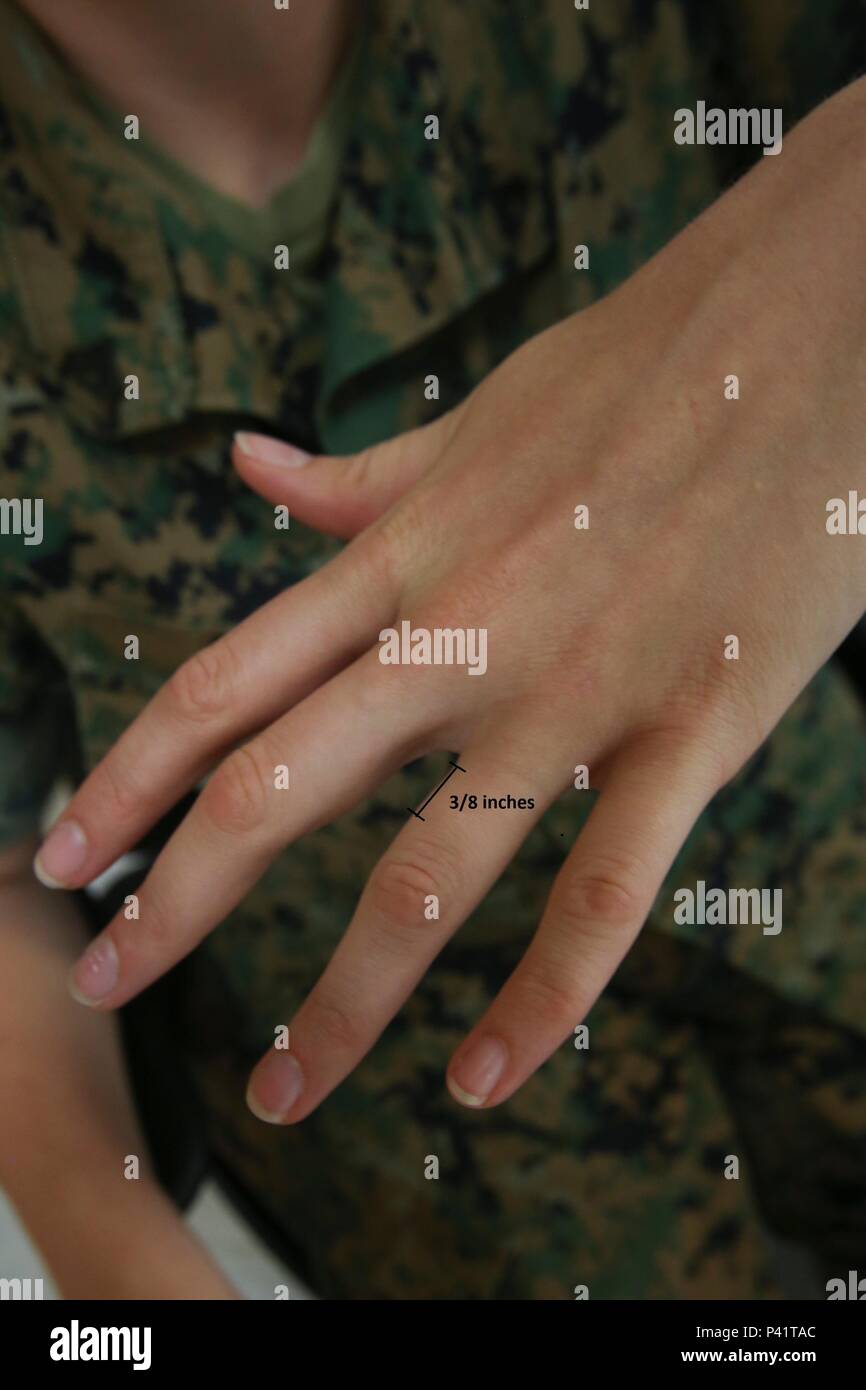 À compter du 1er juin 2016, Marine Corps 1020 Bulletin mis à jour la politique de tatouage avec l'intention d'équilibrer les désirs des Marines et les normes et le professionnalisme le Marine Corps défend. Les marines sont interdits d'avoir des tatouages sur la tête, au cou, à l'intérieur de la bouche, les poignets, les genoux, les coudes et les mains à l'exception d'une seule bande de tatouage pas plus de trois huitièmes de pouce de largeur sur un doigt. (U.S. Marine Corps photo illustration par Lance Cpl. Miranda/Faughn libéré) Banque D'Images