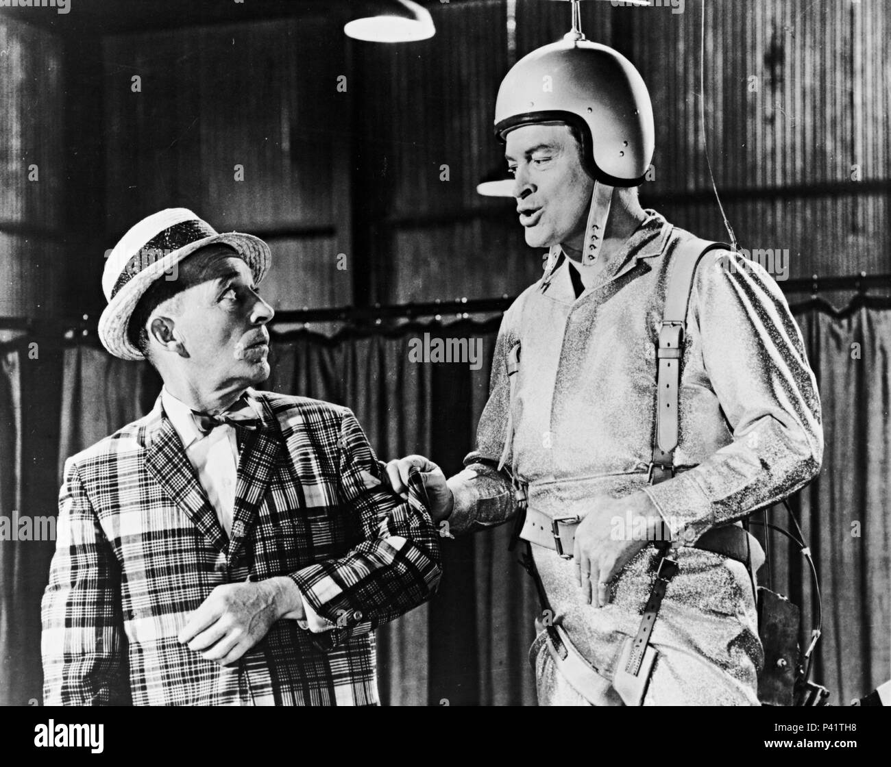 Titre original : THE ROAD TO HONG KONG. Titre en anglais : THE ROAD TO HONG KONG. Directeur de film : NORMAN PANAMA. Année : 1962. Stars : Bob Hope, Bing Crosby. Credit : United Artists / Album Banque D'Images