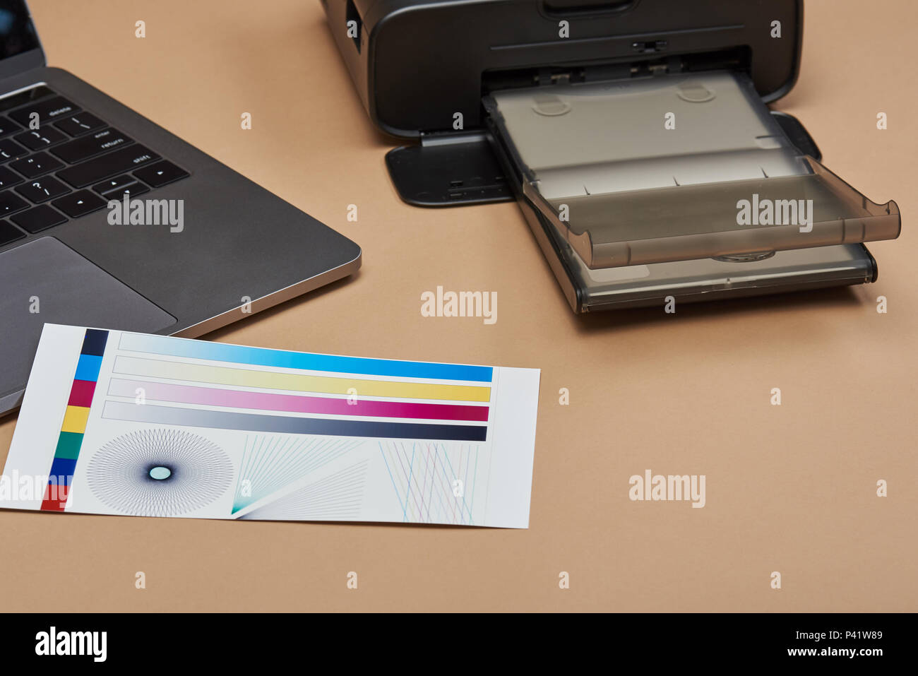 L'exécution du test de l'imprimante couleur de la bande de papier sur le bureau d'accueil contexte Banque D'Images