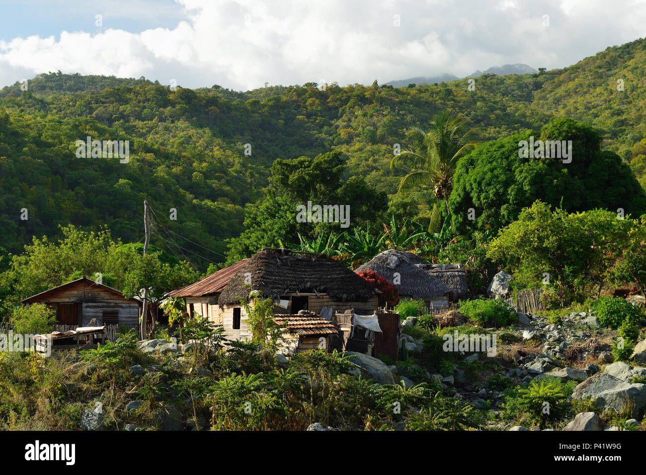 Maison en bois dans l'un des villages par le sentier pour le plus haut sommet de Cuba Pico Turquino étant dans une chaîne de montagnes Sierra Maestra sur Cuba Banque D'Images