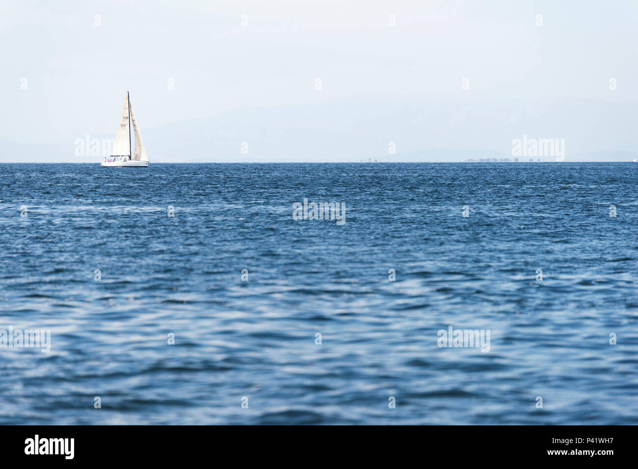 Izmir, Turquie - 24 septembre 2017 : Festival du golfe d'Izmir, il y a un voilier sur la mer et certaines personnes sur elle. Banque D'Images