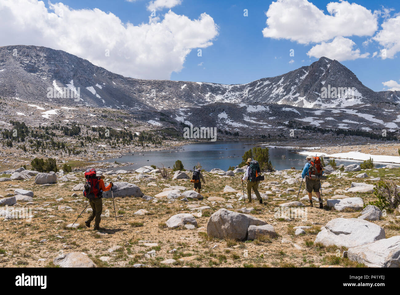 Un groupe de randonneurs descendant vers l Lake en terrain difficile dans la haute Sierra montagnes près de Pine Creek Canyon et français. Banque D'Images