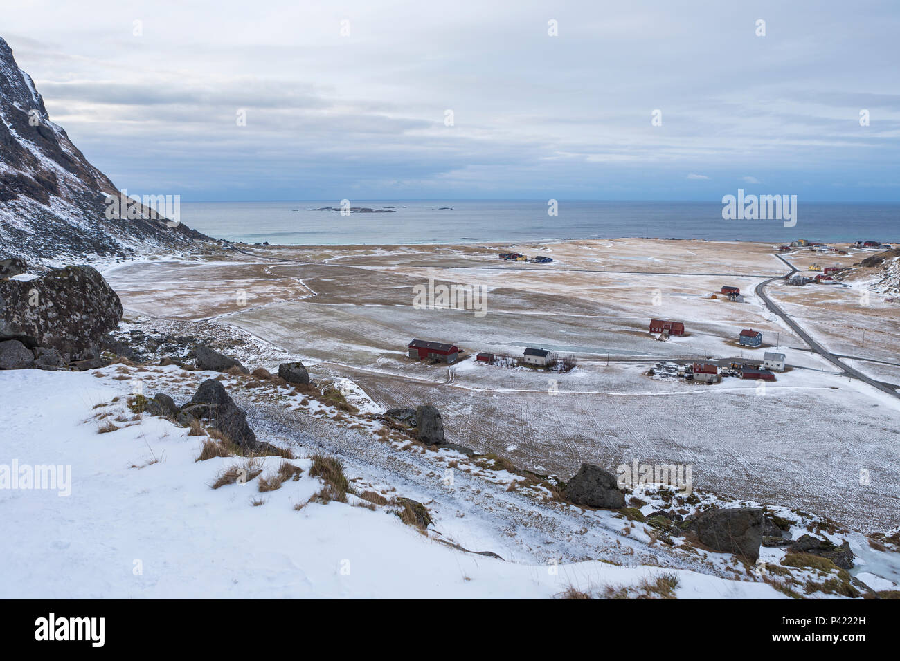 Plage de l'Arctique, les terres agricoles et le village en hiver à Utakleiv Lofoten, Norvège Banque D'Images