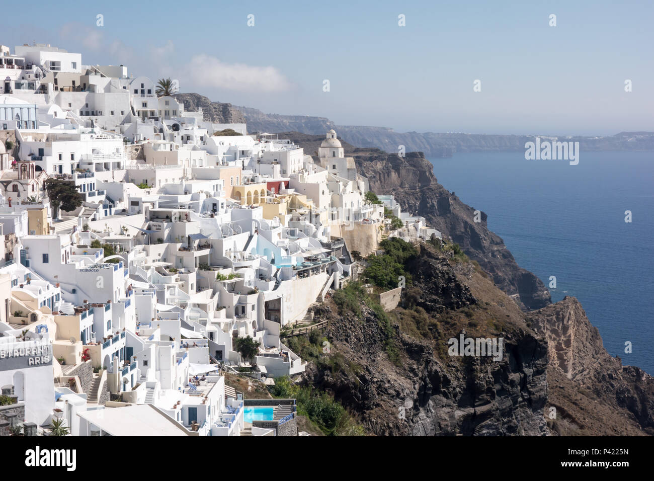 SANTORNI, GRÈCE - 14 mai 2018 : Des maisons blanches traditionnelles de Thira qui surplombe la mer Méditerranée. Banque D'Images