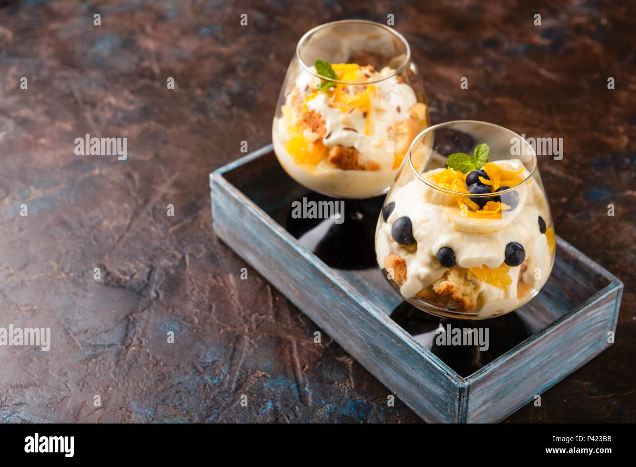 Deux verres à couches maison saine dessert trifle à l&amp;#39;orange, de bleuet ...