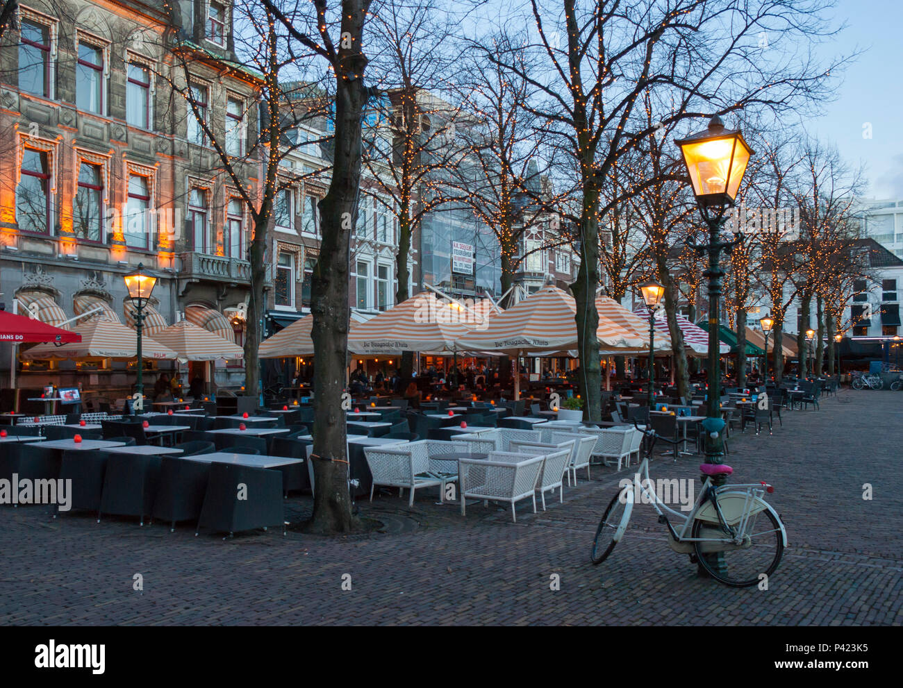 Vue urbaine avec terrasses et lumières de Noël. Het Plein (le carré), La Haye (Den Haag), Pays-Bas Banque D'Images