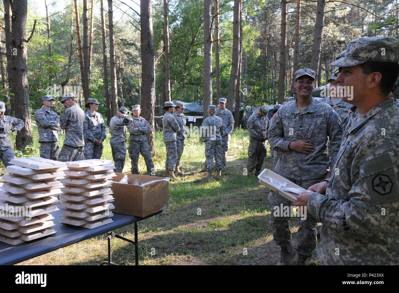 Aux soldats de Anakonda 16 attend que la nourriture qui est servie à partir d'une remorque Cuisine Mobile (MKT) à la zone d'entraînement de Kielce en Pologne. Anakonda 16 est un événement de formation de l'armée américaine pour l'Europe et les nations participantes et démontre que les États-Unis et les pays partenaires peuvent effectivement s'unir ensemble sous un commandement unifié, alors que la formation sur un scénario contemporain. Le MKT est exploité par les soldats du quartier-maître 483rd société basée à Marysville, Washington, et de la 716th Quartermaster société basée à Jersey City, New Jersey (Photo par le Sgt. 1re classe Kenny Scot Banque D'Images