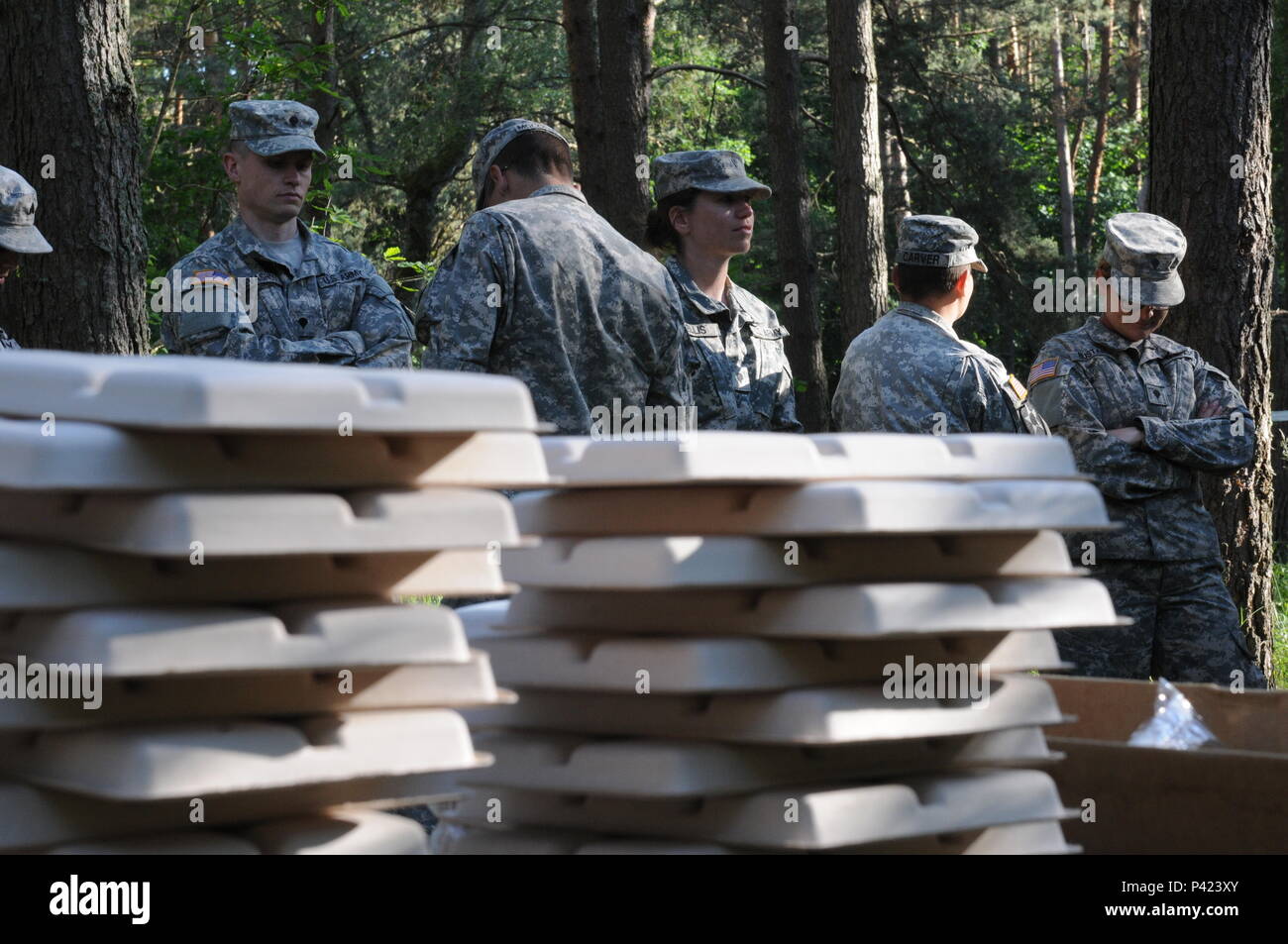 Aux soldats de Anakonda 16 attend que la nourriture qui est servie à partir d'une remorque Cuisine Mobile (MKT) à la zone d'entraînement de Kielce en Pologne. Anakonda 16 est un événement de formation de l'armée américaine pour l'Europe et les nations participantes et démontre que les États-Unis et les pays partenaires peuvent effectivement s'unir ensemble sous un commandement unifié, alors que la formation sur un scénario contemporain. Le MKT est exploité par les soldats du quartier-maître 483rd société basée à Marysville, Washington, et de la 716th Quartermaster société basée à Jersey City, New Jersey (Photo par le Sgt. 1re classe Kenny Scot Banque D'Images