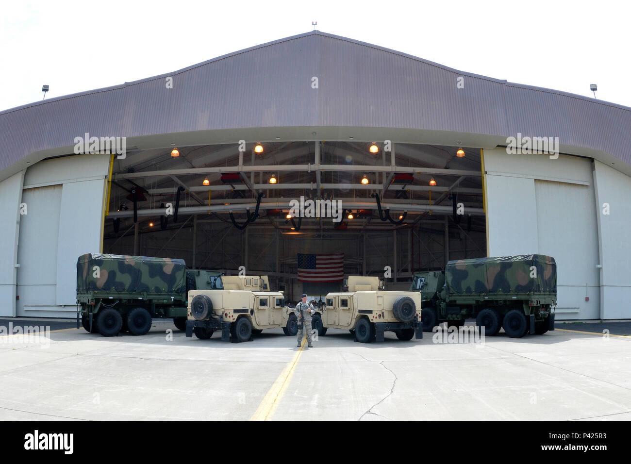 Membre de l'Airlift Wing 105 Escadron de défense de la base monte la garde lors d'une cérémonie tenue à la 105e Airlift Wing, Stewart Air National Guard Base, Newburgh, New York le 4 juin 2016 pour Tech Sgt. Lemm et le sergent. Bonacasa qui ont été tués en action le 21 décembre 2015 lorsqu'un kamikaze sur une moto chargée d'explosifs, ont attaqué leur patrouille à l'extérieur de la Base aérienne de Bagram(U.S. Air National Guard photo par le Sgt. Sara Pastorello/libérés) Banque D'Images