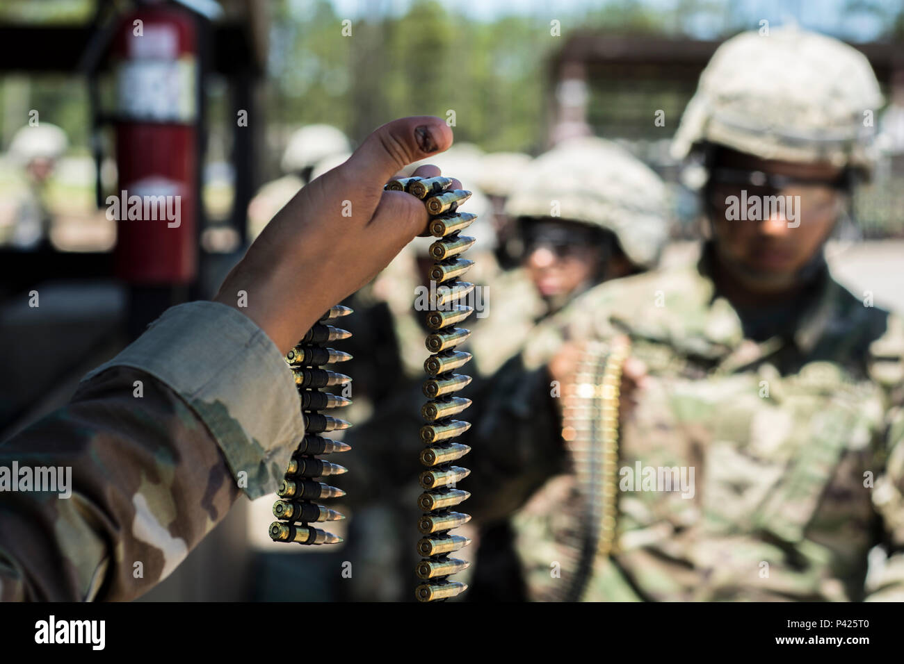 Des soldats dans leur 6ème semaine d'entraînement au combat de base avec Co. A, 3e Bn., 39e Inf. Reg., recevoir une ceinture de 5,56 mm avant de tirer le M249 Light Machine Gun à la démonstration d'armes américaines à Fort Jackson, gamme S.C., le 7 juin. (U.S. Photo de l'armée par le Sgt. 1re classe Brian Hamilton/ libéré) Banque D'Images