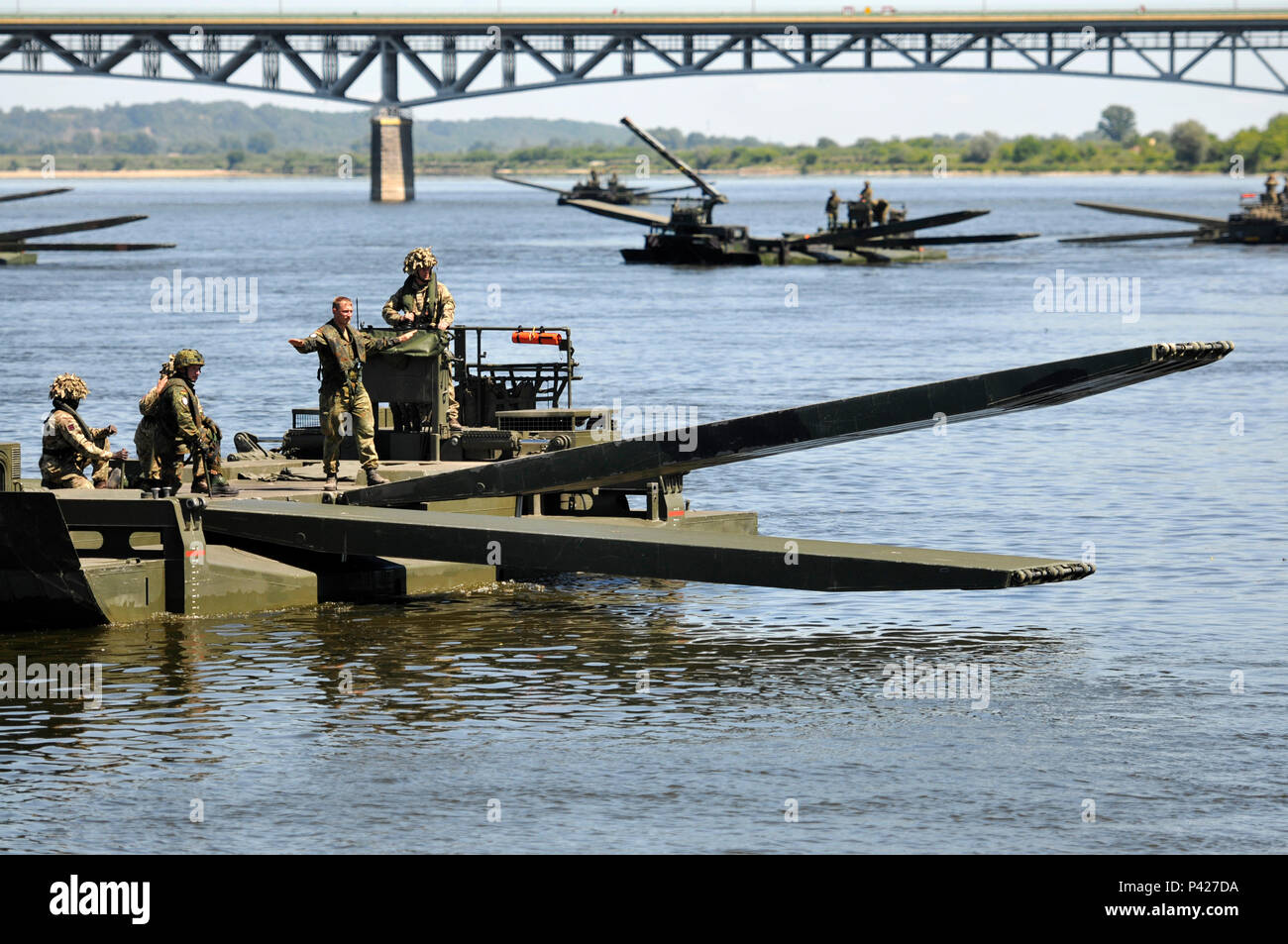 Dans le cadre d'une traversée de pont de démonstration, d'américains, britanniques, allemands et polonais des efforts combinés et l'équipement d'établir un nouveau record mondial pour la plus longue du véhicule amphibie pont construit près de Chelmno, en Pologne le 8 juin pendant 16 ans. Anakonda Anakonda exercice 2016 est une multinationale dirigée par la Pologne, premier événement de formation tout au long de la Pologne juin 7-17. L'exercice implique plus de 25 000 participants de plus de 20 nations. Anakonda 16 est un événement de formation de l'armée américaine pour l'Europe et les nations participantes et démontre les États-Unis et les pays partenaires peuvent effectivement s'unissent sous Banque D'Images