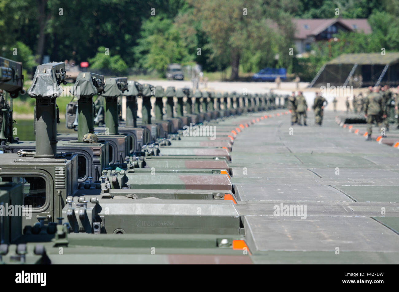 Ce pont s'étend le long de la Vistule près de Chelmno, en Pologne a été créé en reliant 34 Amphibioius allemand et britannique de forage ensemble, ce qui était alors en mesure d'appuyer 200 véhicules de l'armée américaine, y compris de passage Strykers. L'exercice multinational a établi un nouveau record mondial pour le plus long bâtiment véhicule amphibie Rig pont. Anakonda 2016 est dirigée par la Pologne, un exercice multinational interarmées se dérouleront dans toute la Pologne 7-17 Juin. L'exercice implique plus de 25 000 participants de plus de 20 nations. Anakonda 2016 est un événement de formation pour l'Europe et la participation de l'Armée américaine Banque D'Images
