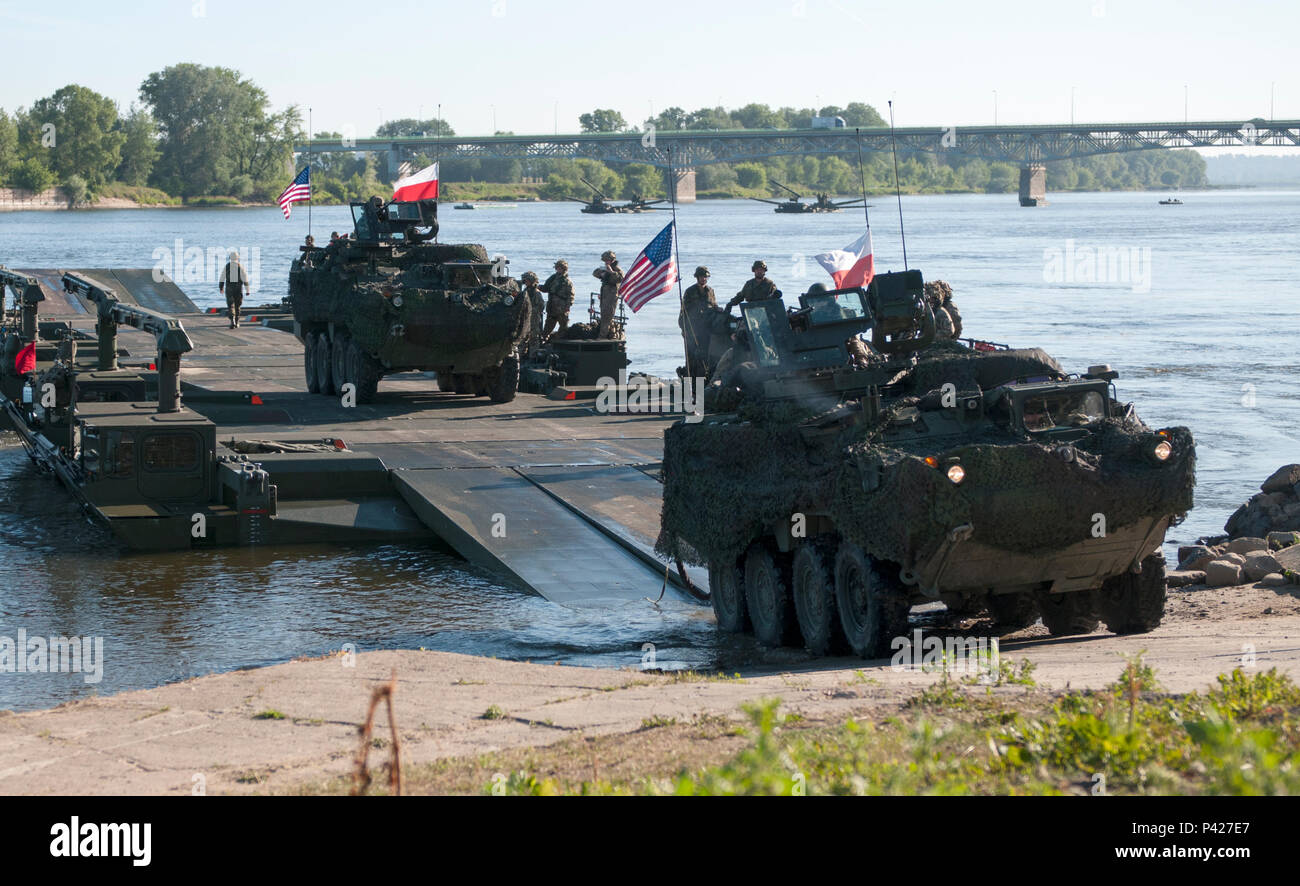 Aux États-Unis et au Royaume-Uni sont Strykers traverse la Vistule près de Chelmno, en Pologne dans une démonstration de la capacité de forage amphibie le 7 juin dans le cadre d'un événement au cours de l'exercice multinational Anakonda 2016. Les ferries sont créés par la connexion de six appareils amphibies ensemble, qui sont alors capables de transporter des véhicules militaires ou de fournitures à travers un plan d'eau. Anakonda 2016 est dirigée par la Pologne, un exercice multinational interarmées se dérouleront dans toute la Pologne 7-17 Juin. L'exercice implique plus de 25 000 participants de plus de 20 nations. Anakonda 2016 est un événement de formation pour l'U.S. Banque D'Images