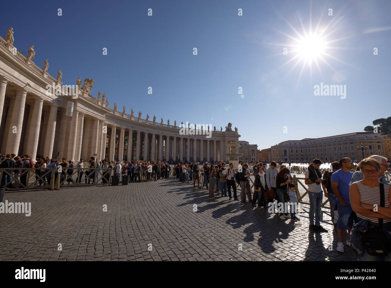 Fila de fieis e turistas na Piazza San Pietro na Cidade do Vaticano. La cité du Vatican. Banque D'Images