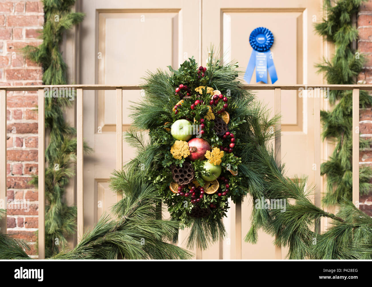 Premier lieu, ruban bleu large couronne de Noël faite de lotus pod de tiges  et de fruits frais, Colonial Williamsburg concours annuel s'afficher Photo  Stock - Alamy